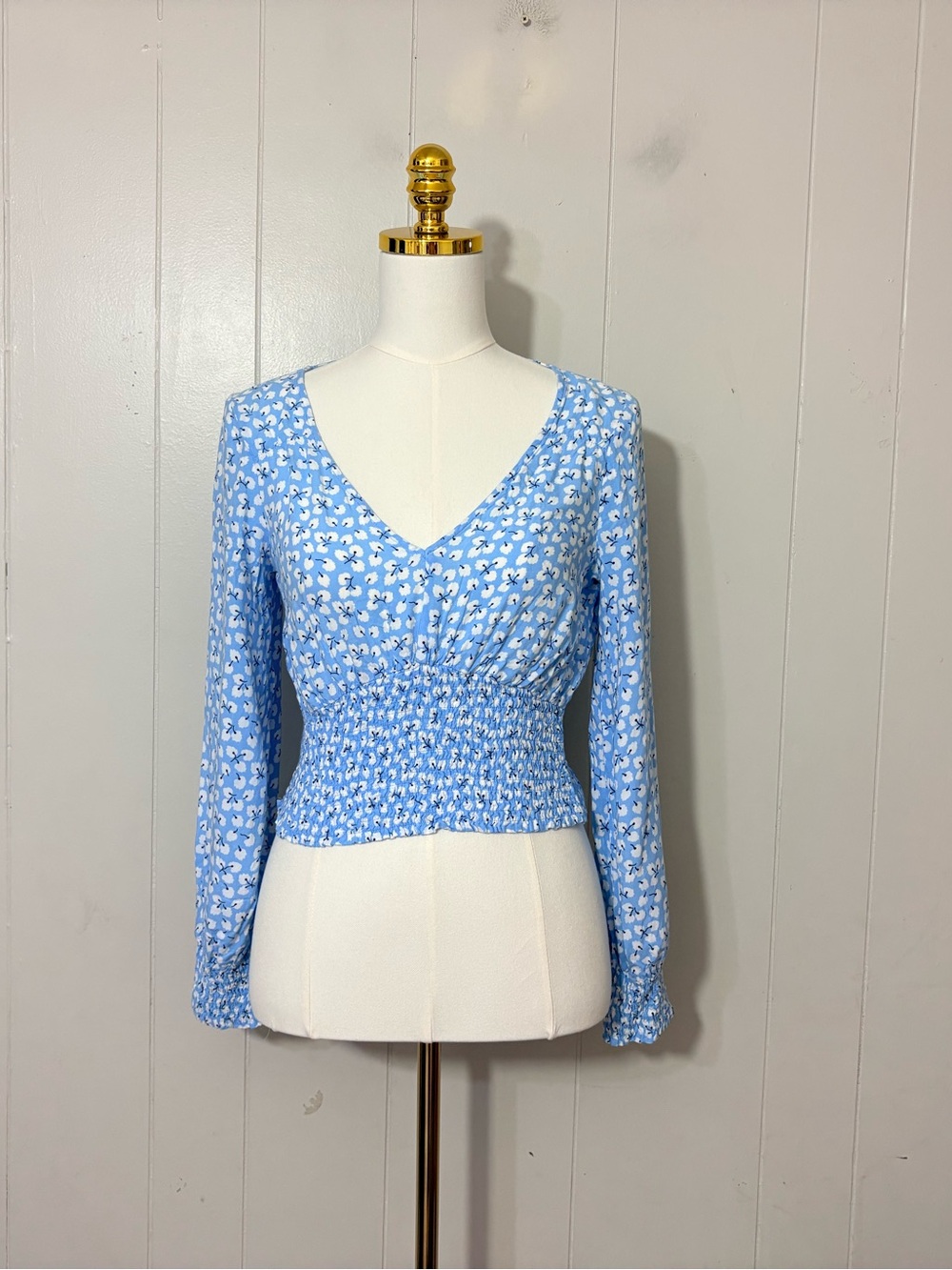 Abercrombie & Fitch Ditsy Floral Smocked V Neck Crop Top Blue S - Picture 3 of 10